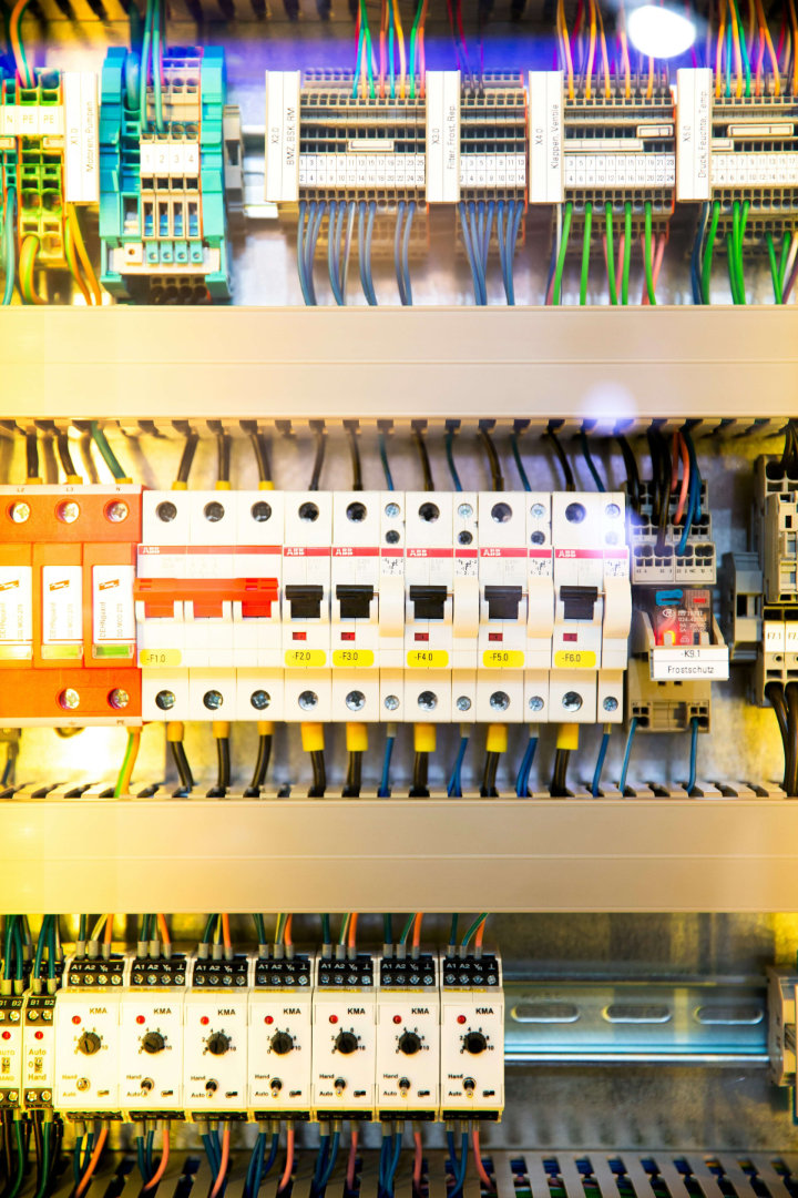 Projetos e painéis elétricos industriais conforme NR10 e normas ABNT